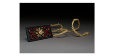 Kamal's were traditionally made from a length of string fastened to the middle of a piece of wood or horn. The Mariners' Museum 1998.0039.000007)