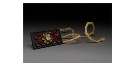 Kamal's were traditionally made from a length of string fastened to the middle of a piece of wood or horn. The Mariners' Museum 1998.0039.000007)